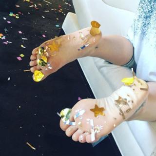 Hilary Duff feet photo thumbnail