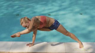 Kino MacGregor feet photo thumbnail