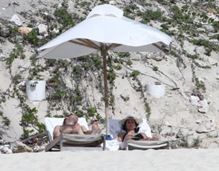 Courteney Cox feet photo thumbnail
