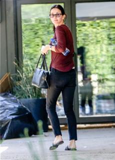 Courteney Cox feet photo thumbnail
