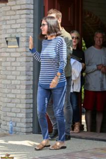 Courteney Cox feet photo thumbnail