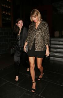 Taylor Swift feet photo thumbnail