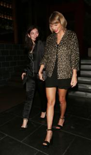 Taylor Swift feet photo thumbnail