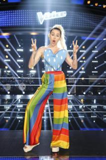 Miley Cyrus feet photo thumbnail