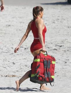 Alexandra Daddario feet photo thumbnail