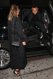 Chrissy Teigen feet photo thumbnail