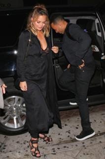 Chrissy Teigen feet photo thumbnail