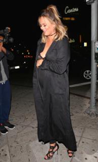 Chrissy Teigen feet photo thumbnail