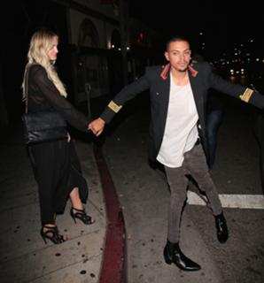 Ashlee Simpson feet photo thumbnail