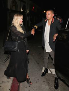 Ashlee Simpson feet photo thumbnail