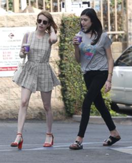 Emma Roberts feet photo thumbnail