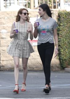 Emma Roberts feet photo thumbnail