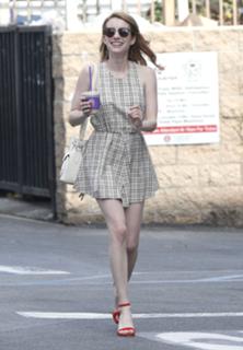 Emma Roberts feet photo thumbnail