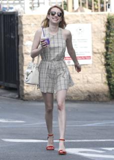 Emma Roberts feet photo thumbnail