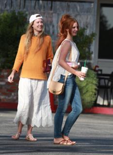 Lana Del Rey feet photo thumbnail