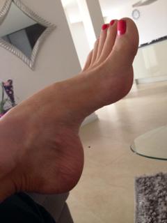 Emma Lovett feet photo thumbnail