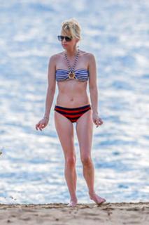 Anna Faris feet photo thumbnail