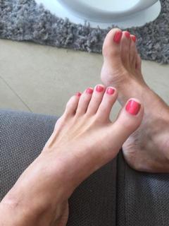 Emma Lovett feet photo thumbnail