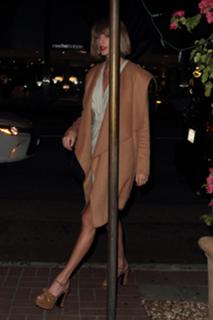 Taylor Swift feet photo thumbnail