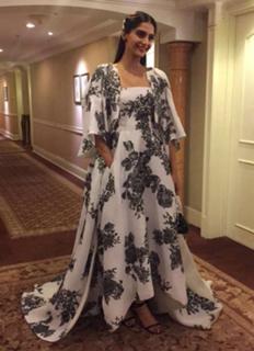 Sonam Kapoor feet photo thumbnail