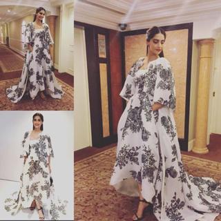 Sonam Kapoor feet photo thumbnail