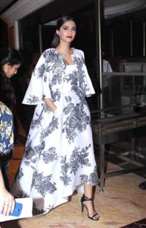 Sonam Kapoor feet photo thumbnail