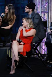 Hilary Duff feet photo thumbnail
