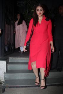 Huma Qureshi feet photo thumbnail