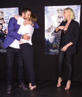 Charlize Theron feet photo thumbnail