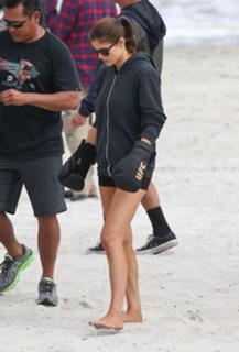 Alexandra Daddario feet photo thumbnail