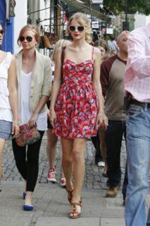 Taylor Swift feet photo thumbnail