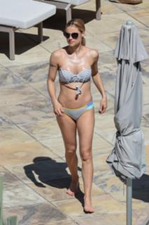 Michelle Hunziker feet photo thumbnail