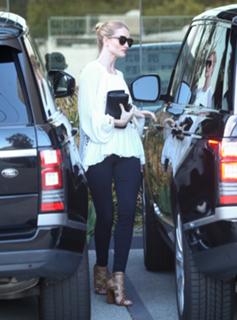 Rosie Huntington-Whiteley feet photo thumbnail