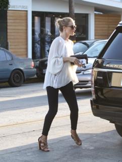 Rosie Huntington-Whiteley feet photo thumbnail