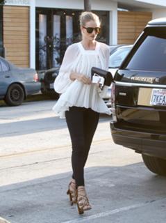 Rosie Huntington-Whiteley feet photo thumbnail