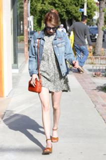 Emma Roberts feet photo thumbnail