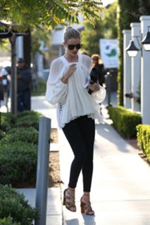 Rosie Huntington-Whiteley feet photo thumbnail