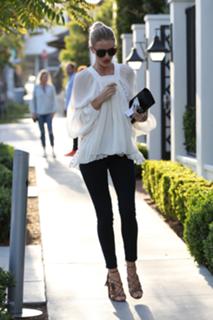 Rosie Huntington-Whiteley feet photo thumbnail