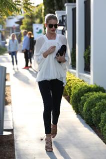 Rosie Huntington-Whiteley feet photo thumbnail