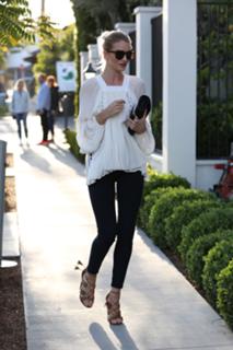 Rosie Huntington-Whiteley feet photo thumbnail