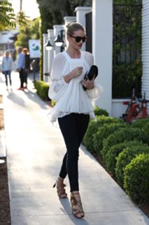 Rosie Huntington-Whiteley feet photo thumbnail