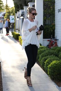 Rosie Huntington-Whiteley feet photo thumbnail