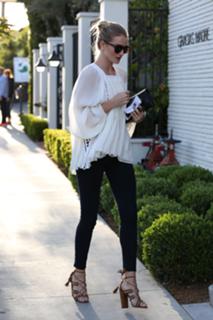 Rosie Huntington-Whiteley feet photo thumbnail