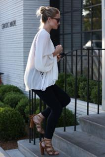 Rosie Huntington-Whiteley feet photo thumbnail