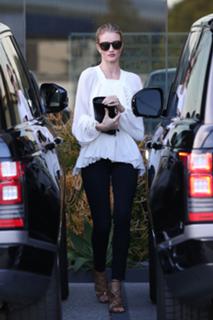 Rosie Huntington-Whiteley feet photo thumbnail