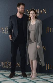 Emily Blunt feet photo thumbnail