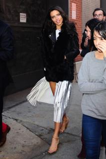 Adriana Lima feet photo thumbnail