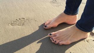 Emma Lovett feet photo thumbnail