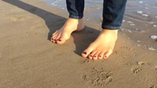 Emma Lovett feet photo thumbnail