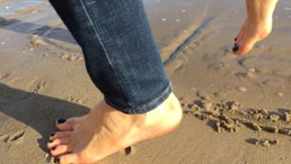 Emma Lovett feet photo thumbnail